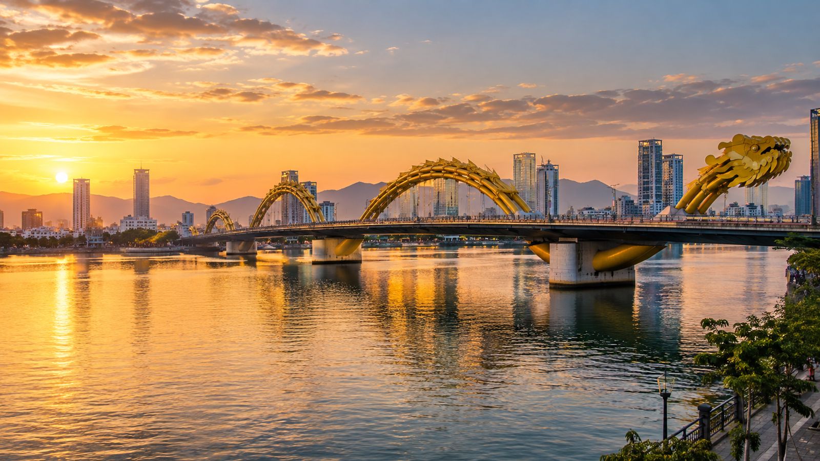 Знаменитый Мост Дракона (Dragon Bridge) через реку Хан — одна из самых известных достопримечательностей города.