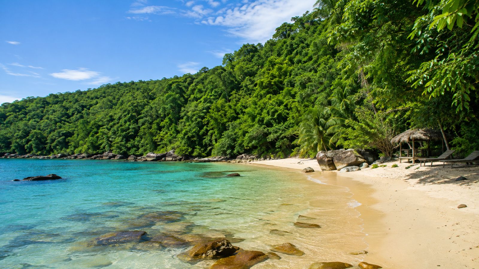 Jungle Beach — дикий пляж среди зелёных холмов севернее Нячанга