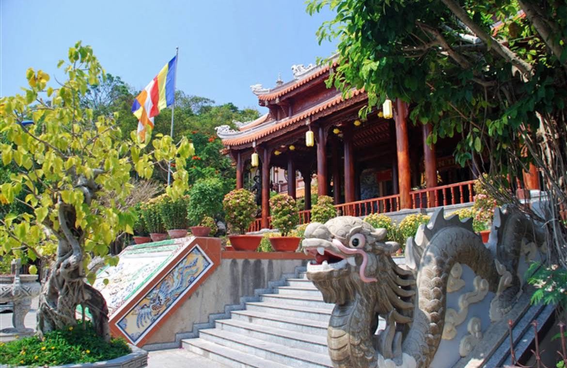 Пагода Лонг Шон (Long Son Pagoda / Chùa Long Sơn)