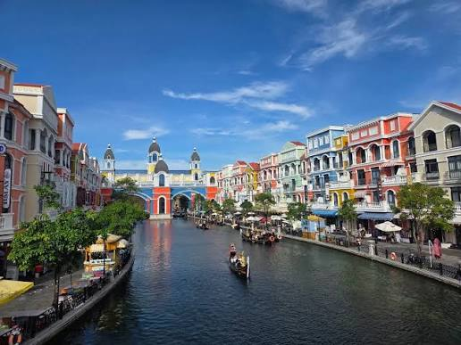 Venice Water Taxi — прогулка по каналу Grand World