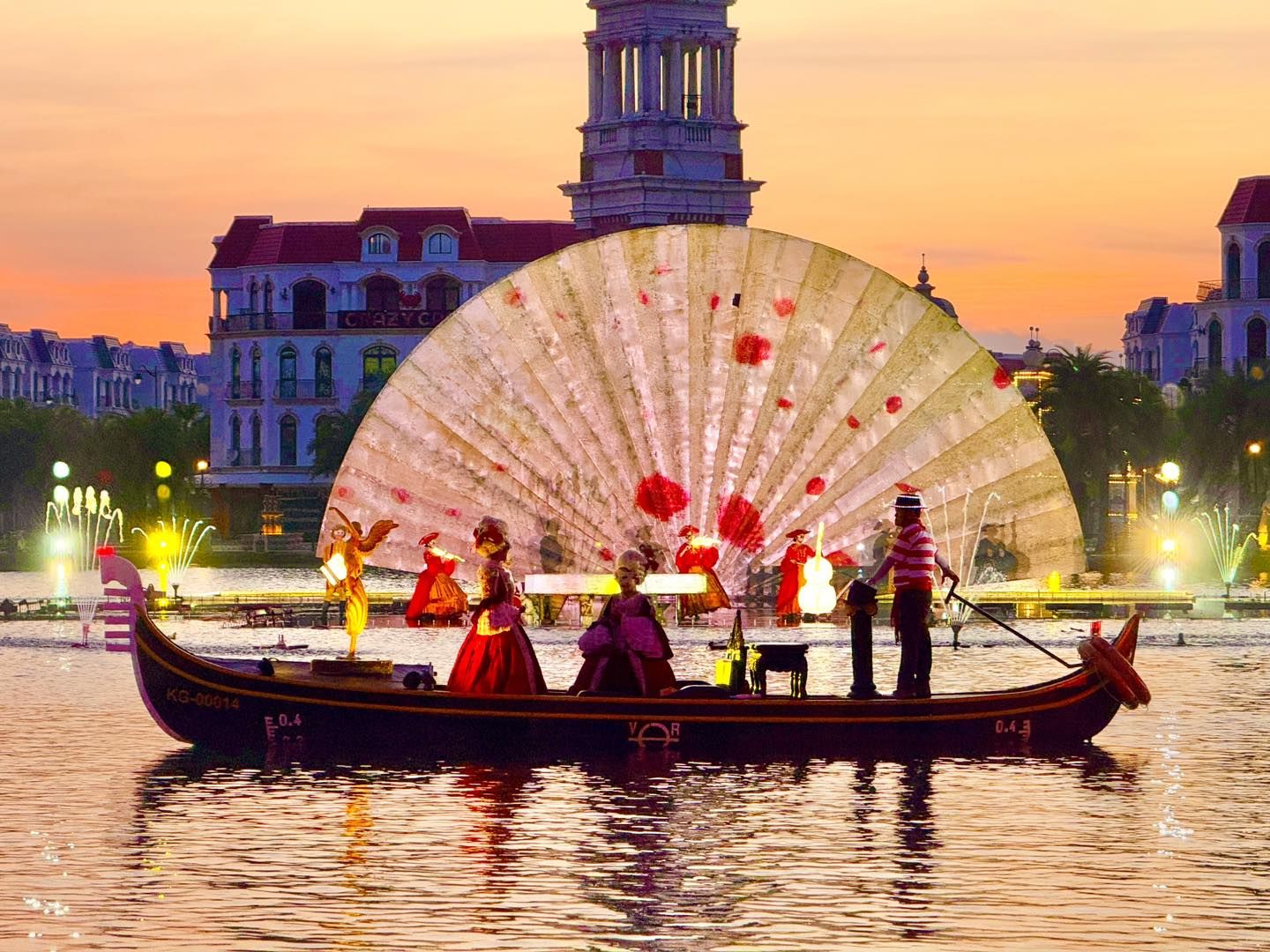 Venice Water Taxi — прогулка по каналу Grand World